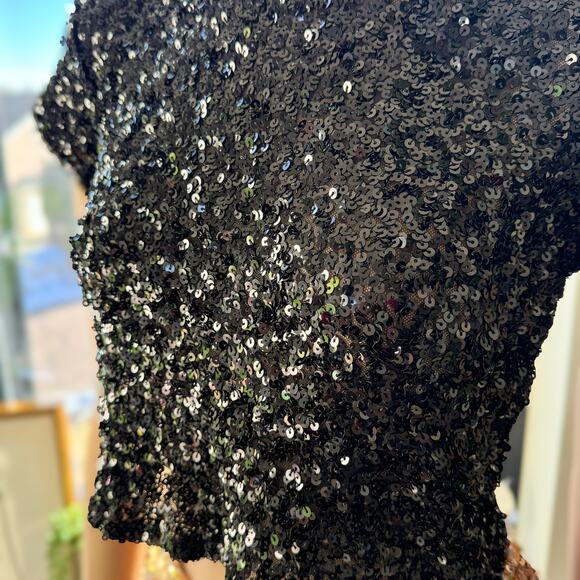 NWT- Francesca’s Rylee Short Sleeve Cropped Black Sequin Top, Women’s Size Small - Picture 3 of 9